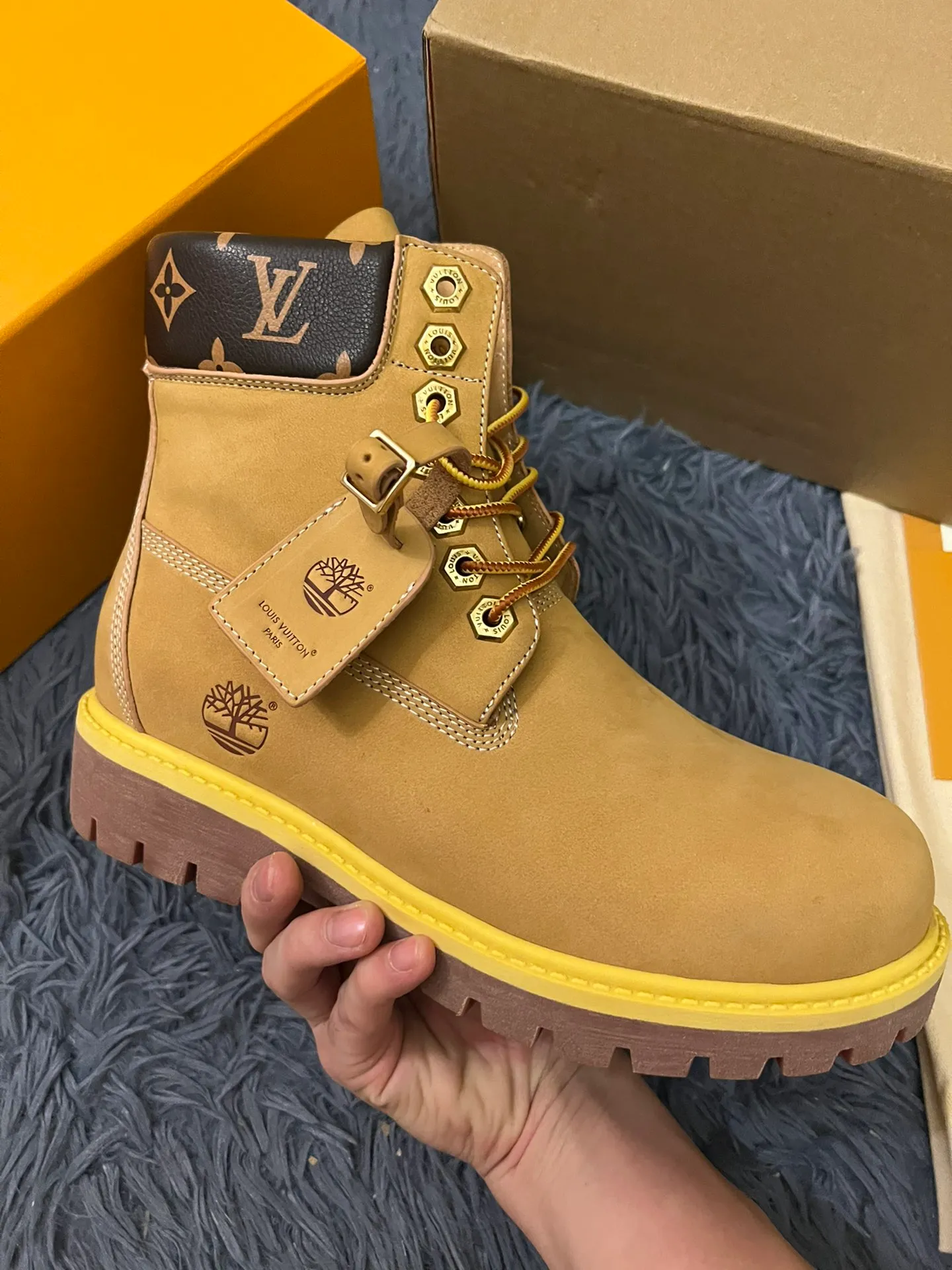👟👟Ex-factory price 680👟👟 Men's size +10 LV x Timberland Louis Vuitton "Luxury Western" has been initially constructed, and the last link is the "shoes" that can make the style complete and communicative, so the "Shoe King of the Year" came into being. A major collaboration of the season, in a short video of only a few seconds, Fei Dong lifted the legs of his jeans to reveal a pair of classic Timberland rhubarb boots with the LV logo printed on the tongue. He then folded the tongue to reveal the Monogram logo printed on the inside. Size: 35-46